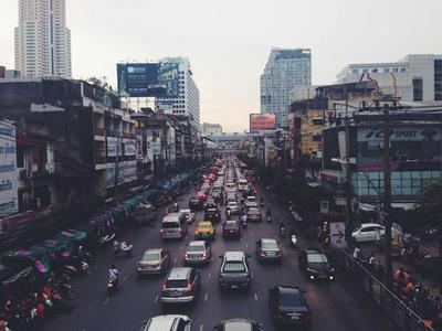 英雄联盟S14全球总决赛赛场全景，选手在舞台上激烈对决